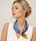 Blauwe Satijnen Sjaalketting met Parel Detail – Luxe Dames Sjaal
