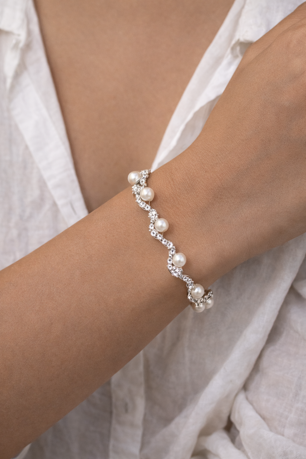 Elegant Pearl Bracelet with Crystals and Gold Clasp