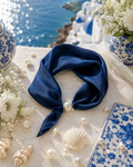 Marineblauw Satijnen Sjaal met Parelsluiting